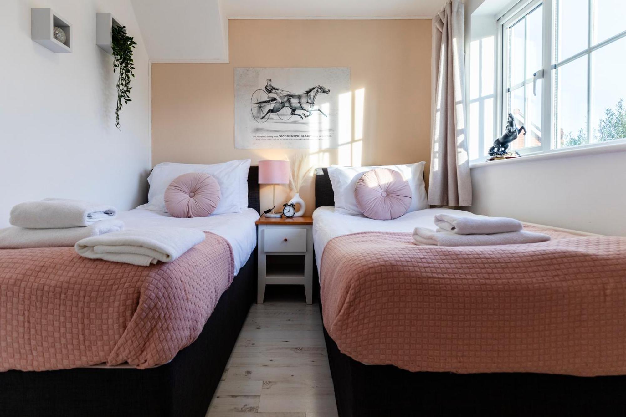 Chichester Retreat House With Free Parking Exterior photo